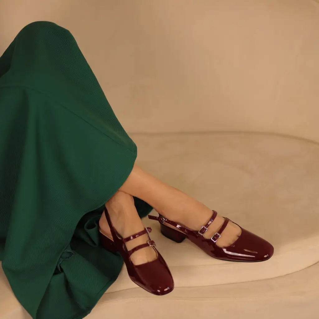 Туфли-лодочки женские на низком каблуке с ремешком и пряжкой |