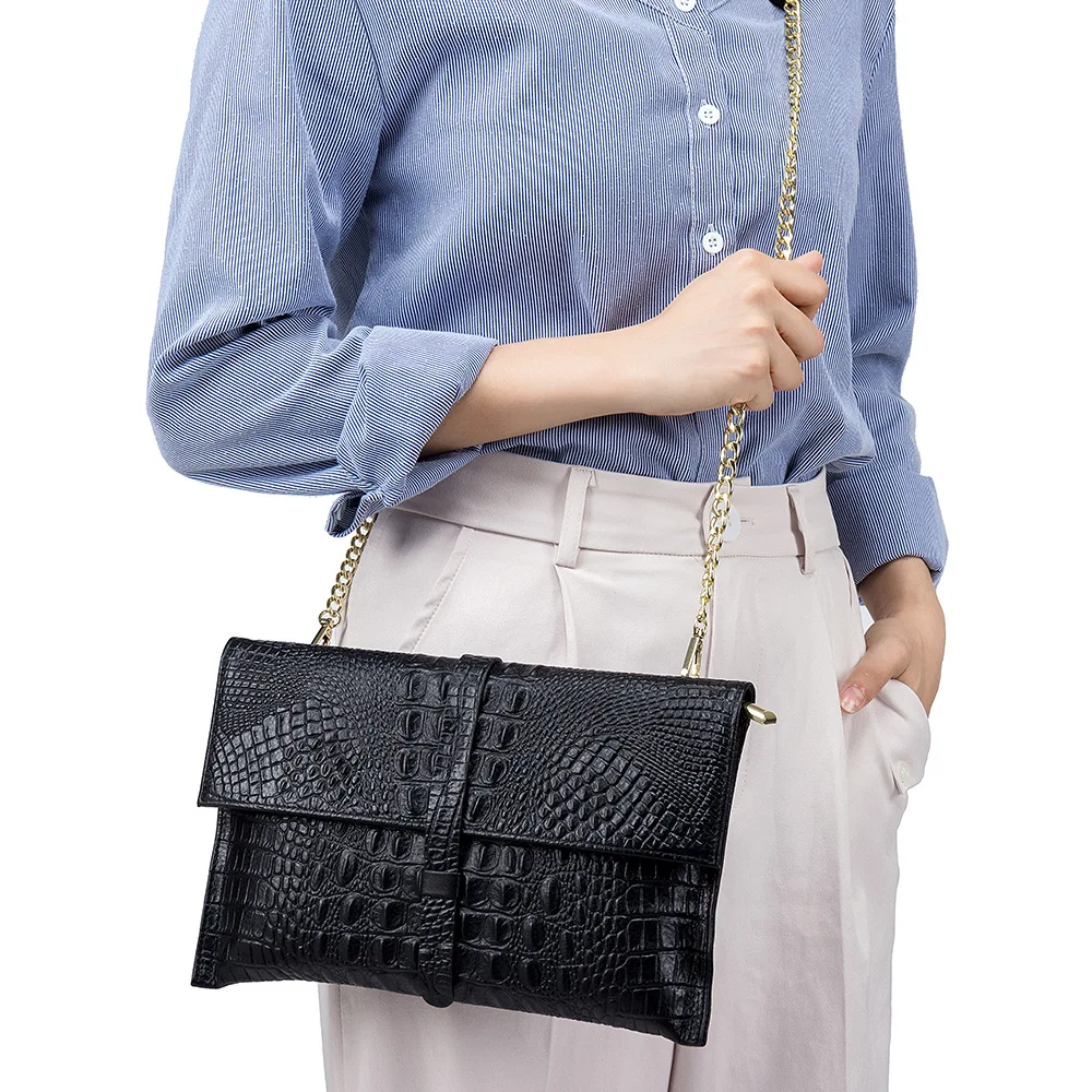 

Вместительная кожаная сумка-конверт на одно плечо с крокодиловым узором