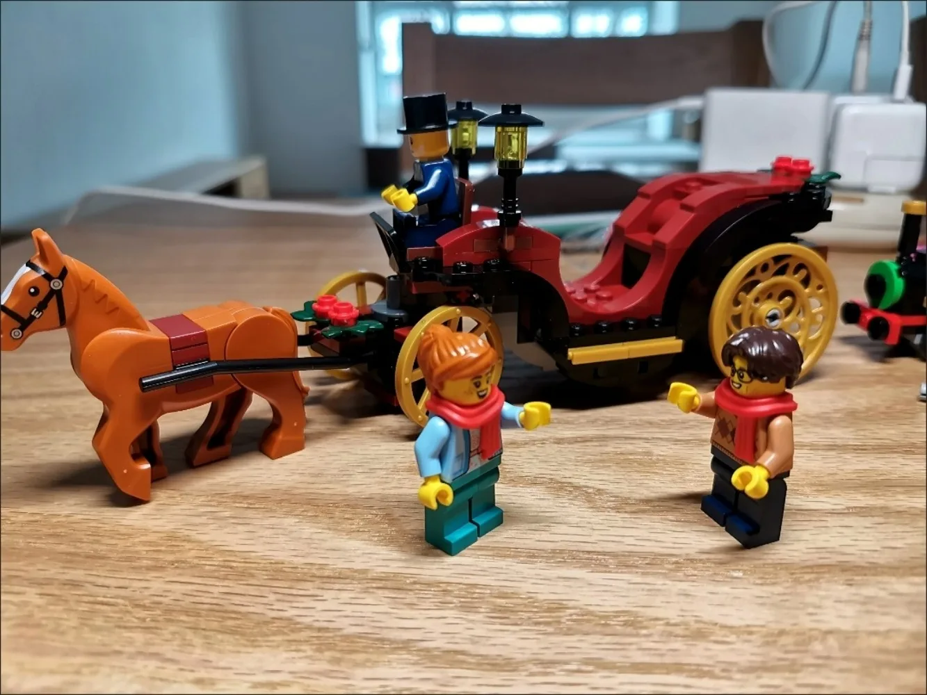LEGO Wintertime Carriage Ride 40603 GWP — праздничные минифигурки Golden Wheels и очаровательный дизайн