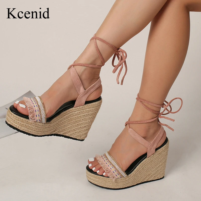 

Новые модные летние сандалии Kcenid на танкетке со шнуровкой, женские сандалии с открытым носком и бахромой в стиле ретро, женская обувь на толстой платформе и высоком каблуке