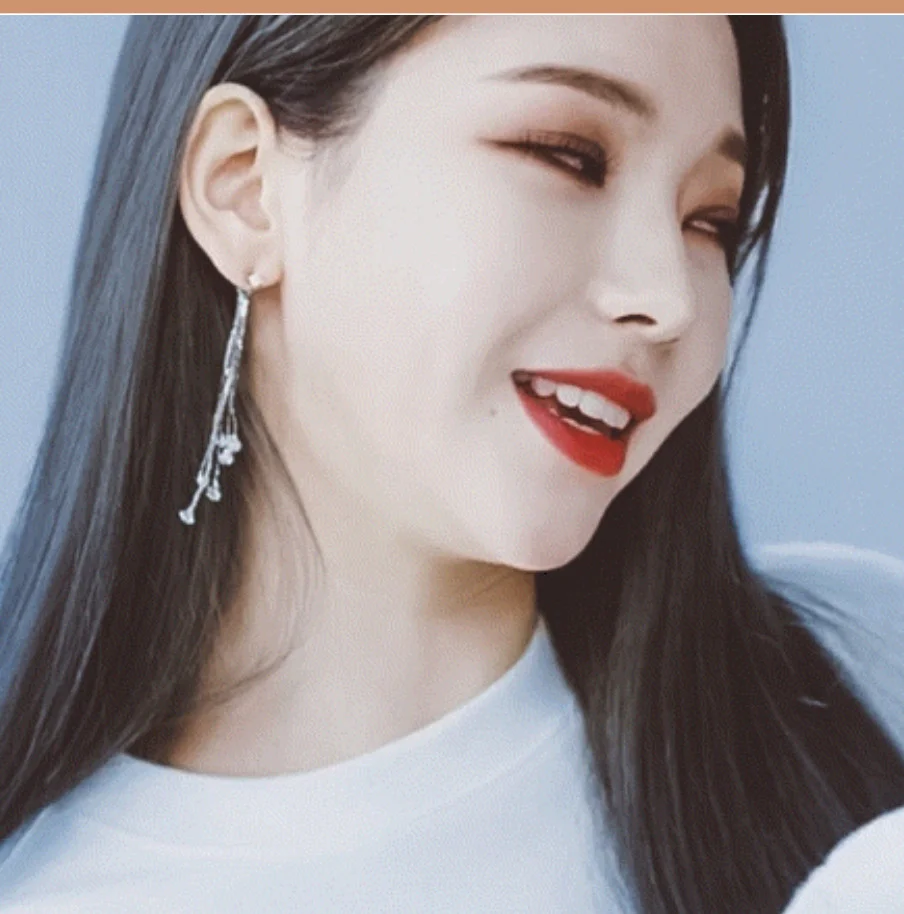 

KPOP AESPA KARINA одинаковые серьги индивидуальные универсальные серьги украшение в виде танцующих фигурок популярные серьги с кисточками новые к...