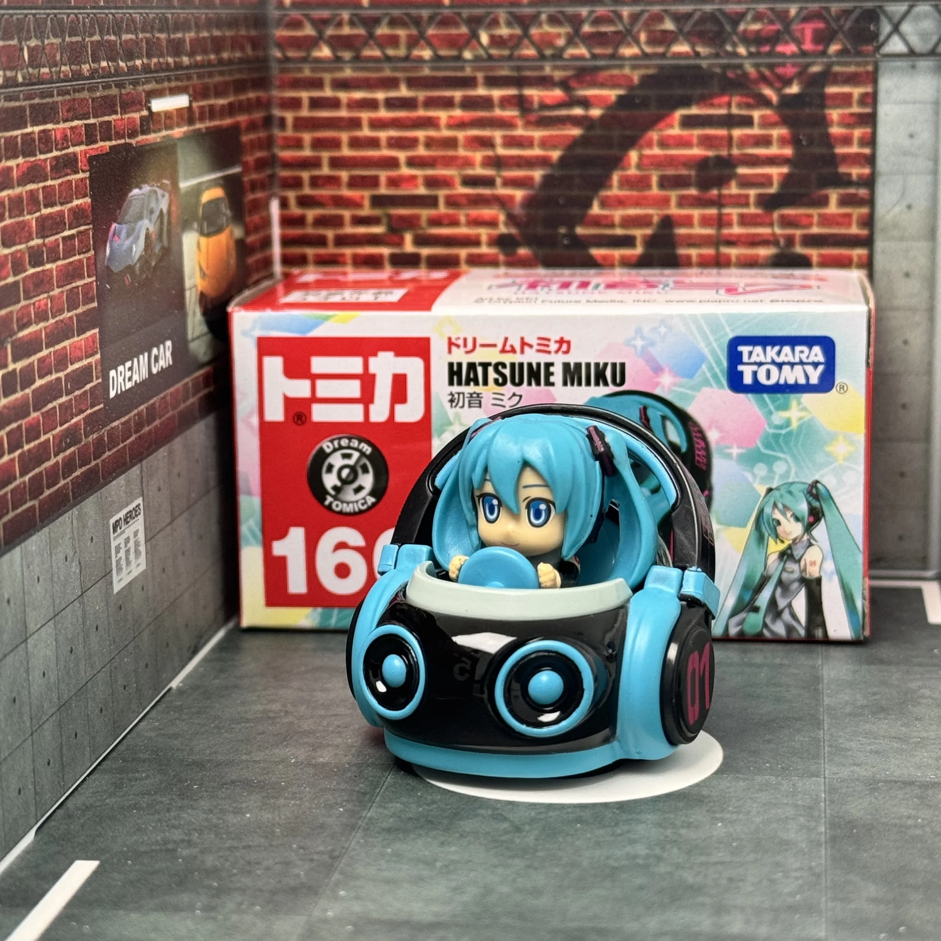 Фото Аутентичная мини-модель автомобиля Tomy Tomica Dream Tomica No.160 Hatsune Miku, литая под давлением металлическая модель серии, детские рождественские игрушки для мальчиков №1