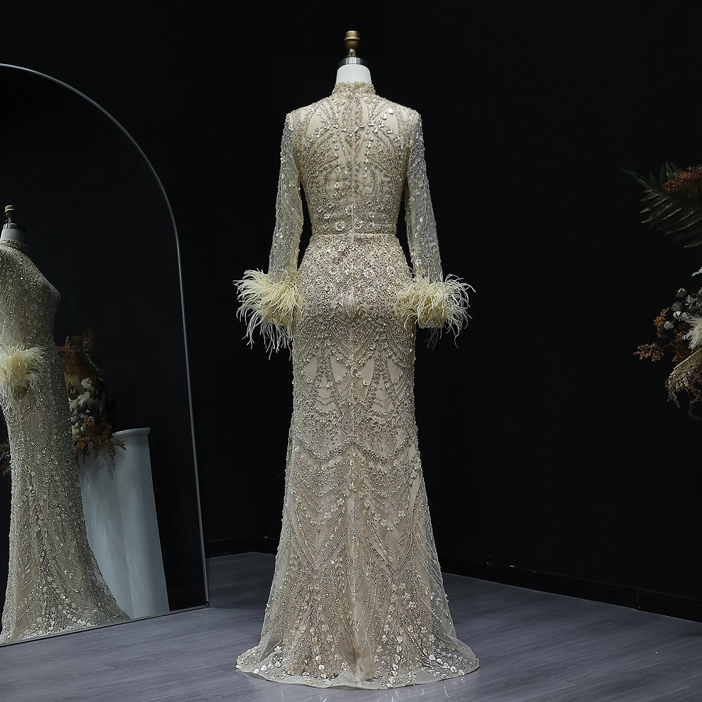 Шарон Саид золотое вечернее платье русалки с перьями и бисером длинными рукавами