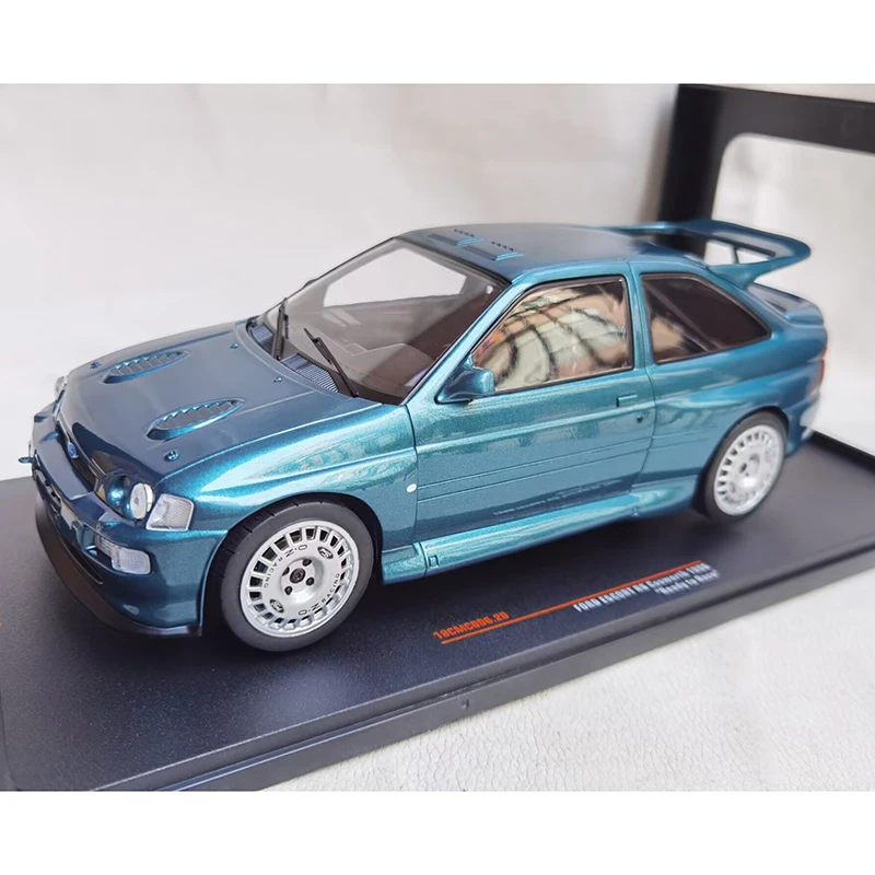 

Модель автомобиля из сплава FORD ESCORT RS 1/18, масштаб 1996