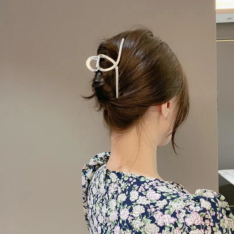 

Luxury Alloy Large Grip Clip Hairpin Back Spoon Texture Horsetail Hairpin Versatile Style Shark Clip Hairpin Accessories