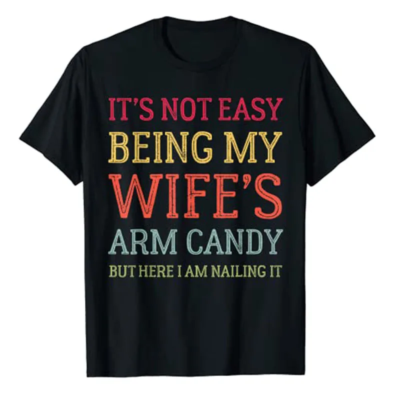 

Это нелегко быть моей жене, руки конфеты, здесь я грыжу это футболку, надписи, графические футболки, топы, подарок для мужа