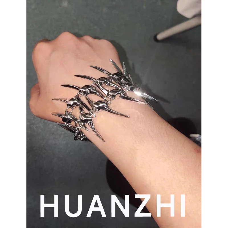 

HUANZHI Silver Thorn Fishbone Bracelet Punk Hip Hop Wolf Tooth Bracelet Personalized Exaggerated Jewelry for Women Men New