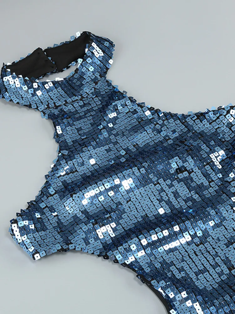 Женское платье средней длины с открытой спиной темно-синее блестками и лямкой на