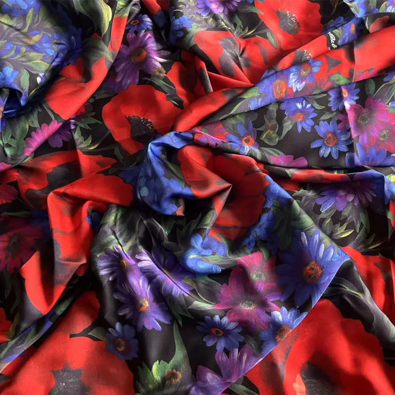 Цветок мака и маленькая ромашка с принтом имитирующая шелковую атласную ткань