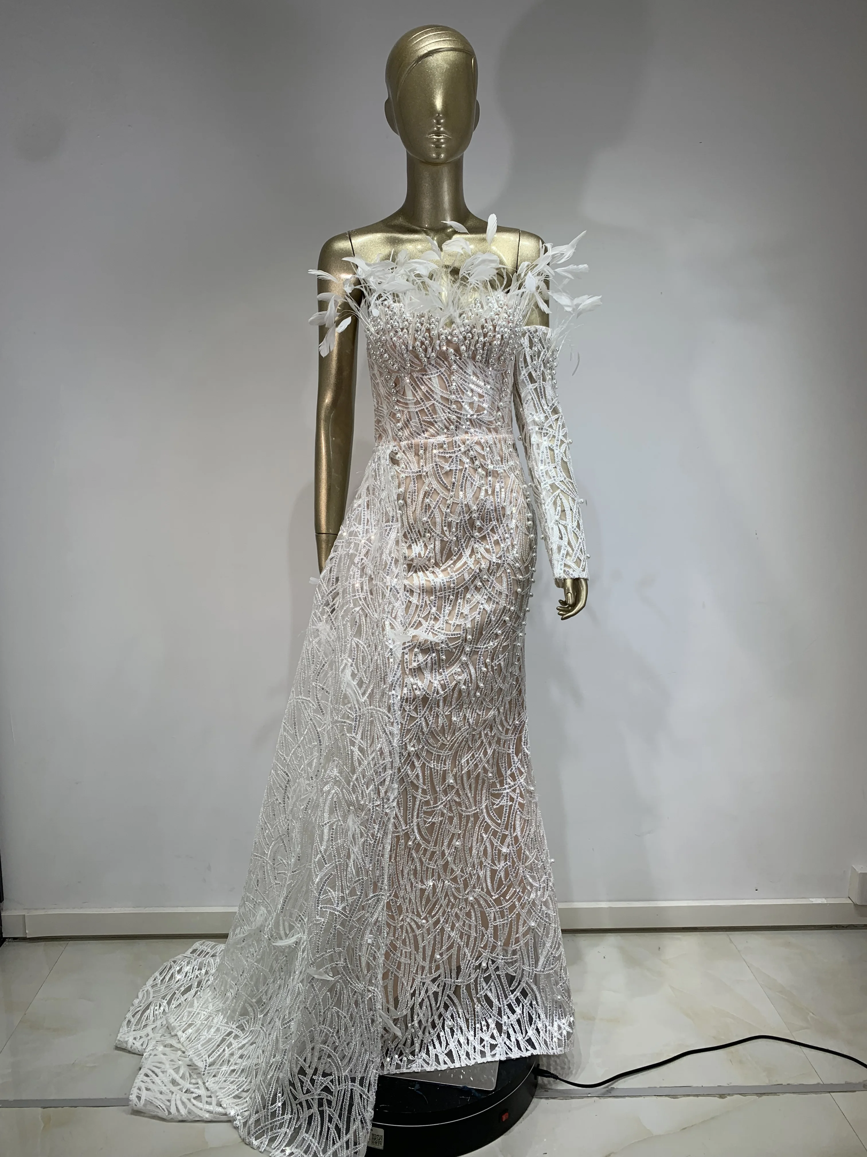 Женское длинное платье с открытыми плечами белое элегантное вечернее в стиле