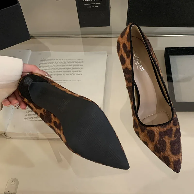 Модные женские туфли на тонком каблуке с леопардовым принтом новинка 2025 года