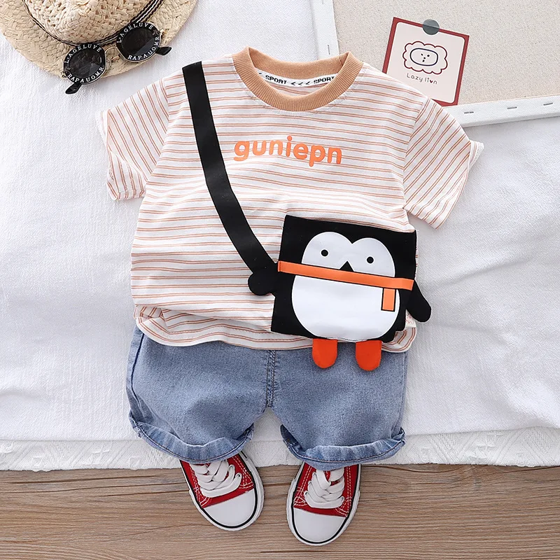 

Модная одежда для маленьких мальчиков, летние повседневные комплекты, топ в полоску с мультяшным карманом + джинсовые шорты, костюмы из 2 пре...