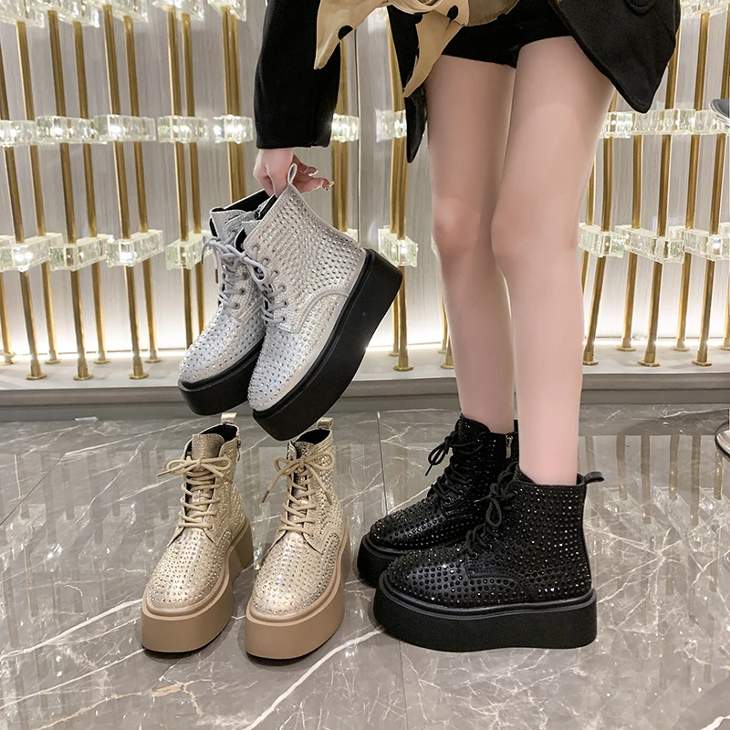 Женские зимние ботинки на толстом каблуке с бриллиантами