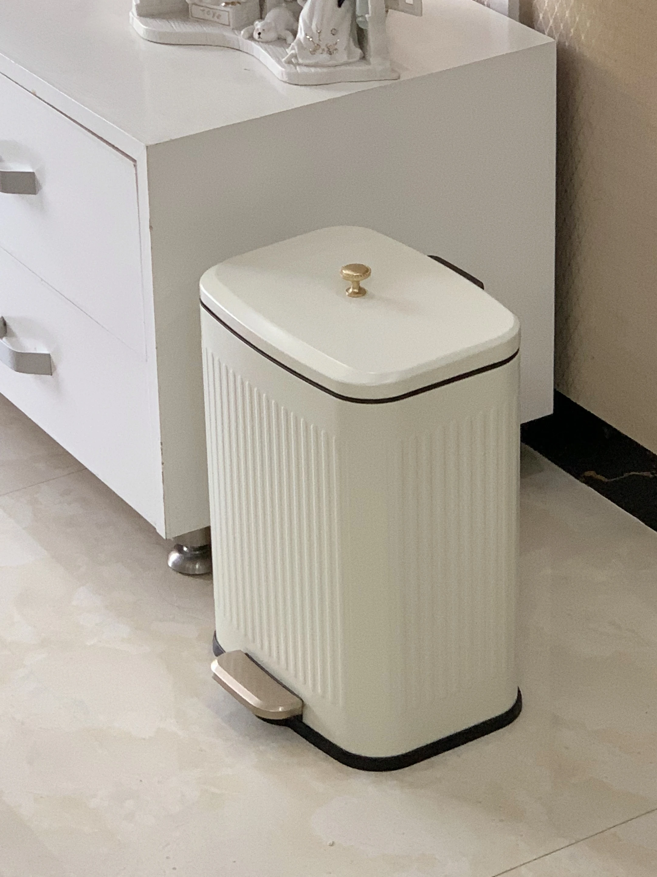 В стиле ретро кремовый американский вместительный роскошный мусорный бак с