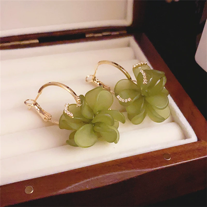 

Korean Style New Trend Luxury Design Sense Copper Metal Acrylic Flower Pendant Earrings For Women Fashion Unusual Jewelry Gifts