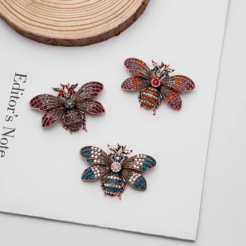 

Cute Bee Rhinestone Brooch Women Crystal Insect Breast Pin Champagne Color Corsage Ladies Party Dress Ornaments Fashion Jewelry