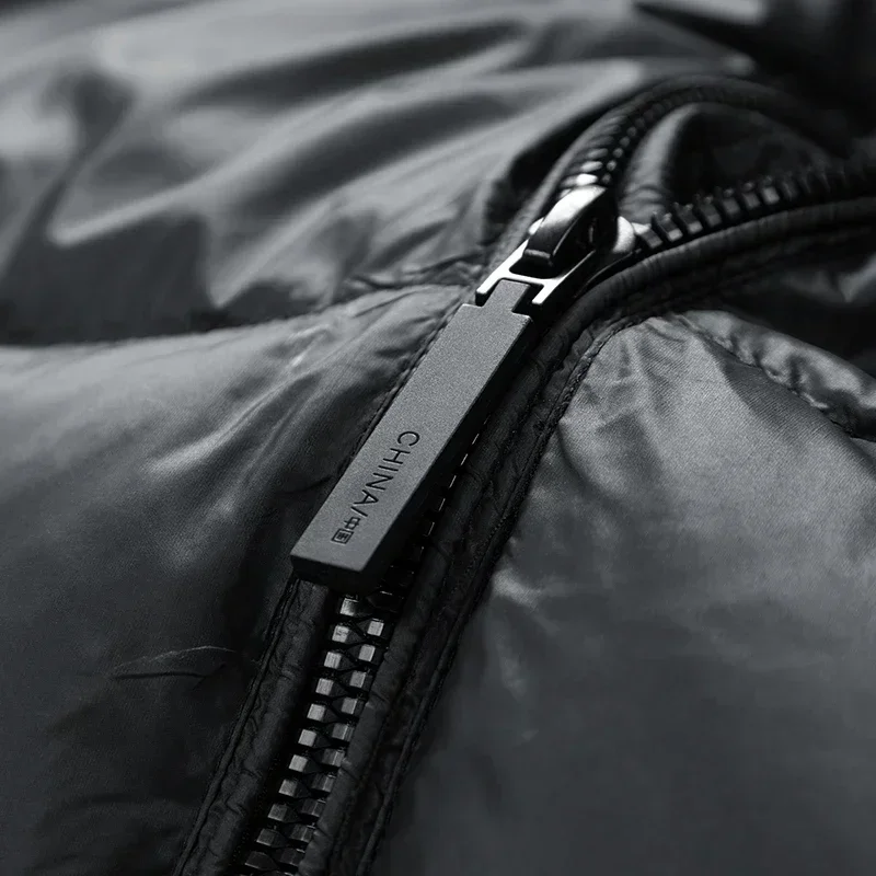 Мужской короткий пуховик YEAE утепленный черный и золотой с ярким лицом зимняя