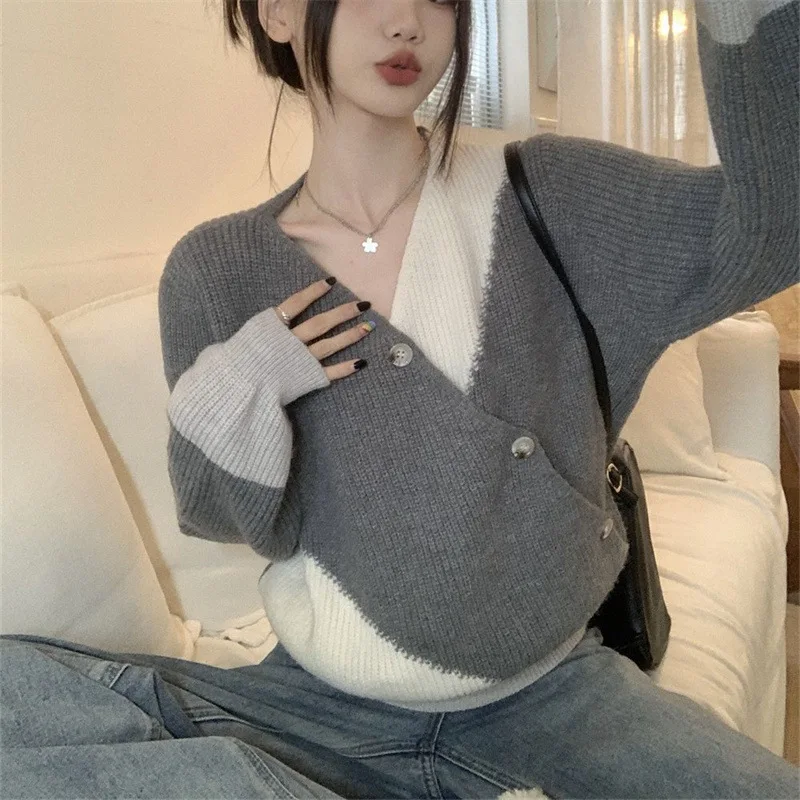 

Корейский дизайн ощущение контрастной ассиметричной одежды на пуговицах 2023 Осенняя трикотажная одежда свитер для женщин