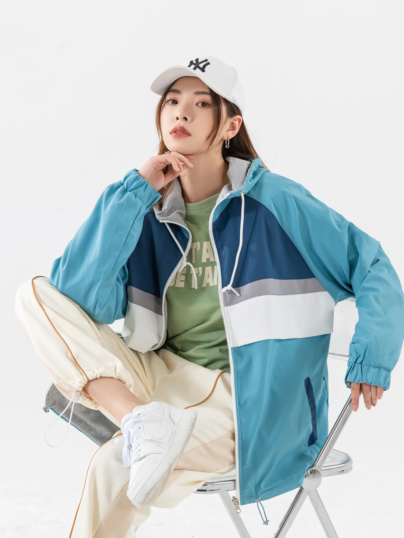 Женская ветровка на молнии с длинным рукавом и капюшоном