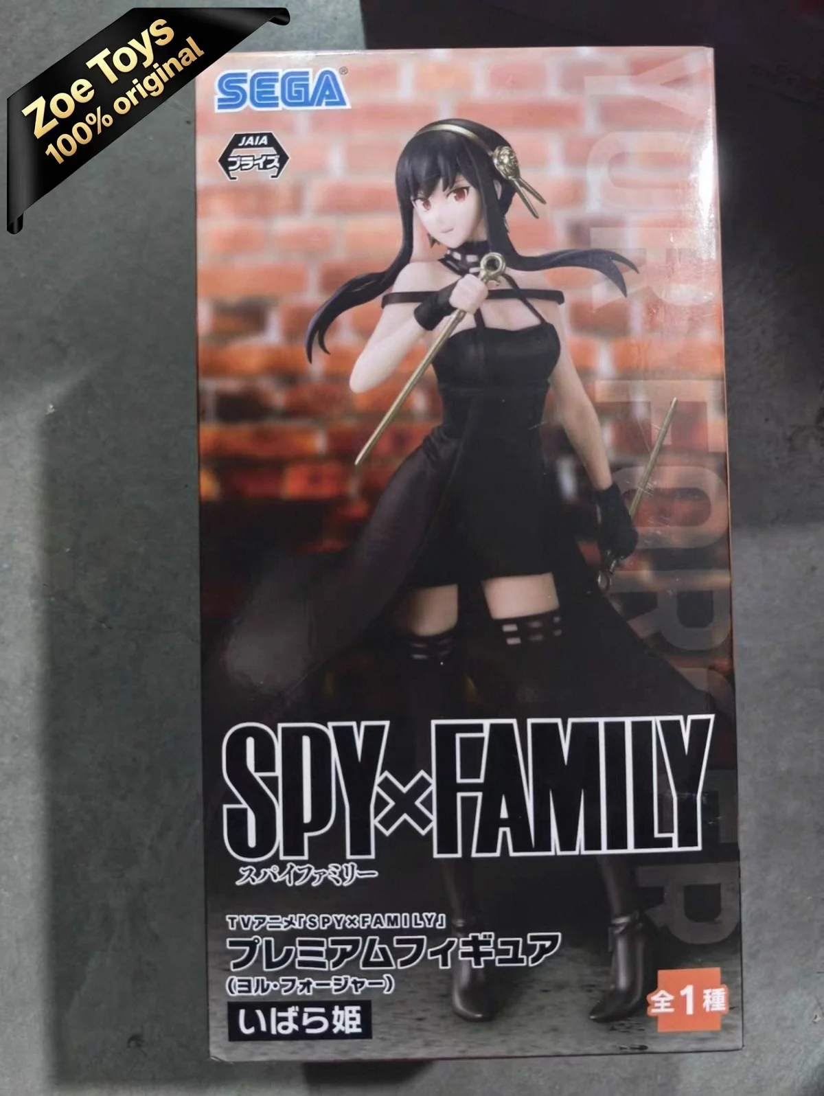 Фото В наличии: Премиальная статуэтка SEGA PM SPY×FAMILY Йор Форджер, статичная фигурка для декора стола, призовая фигурка с белой подставкой. №2