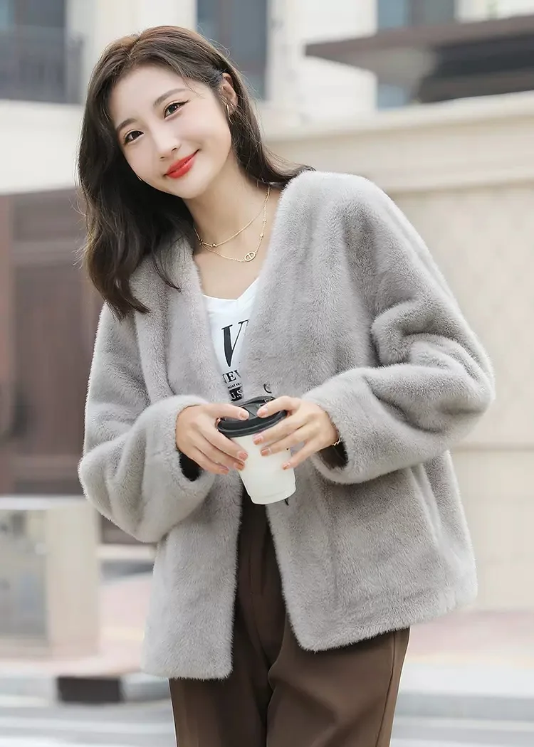 

Winter Faux Fur Coat Mink Fur Short V-Neck Top Faux Rabbit Fur Coat Large Size Fluffy Plush Streetwear Overcoat Ladies Outerwear