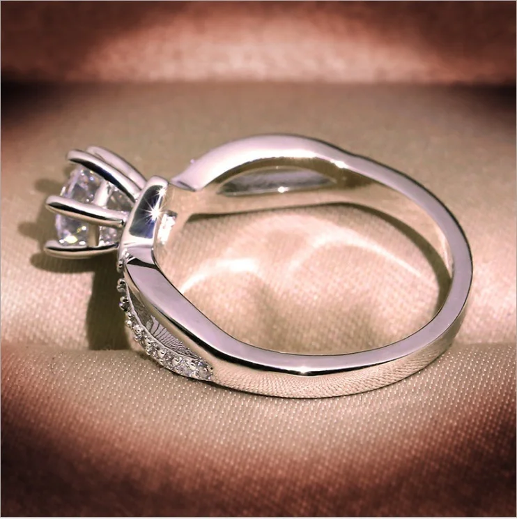 Кольцо из белого золота 18 К с шестью зубцами и муассанитом |