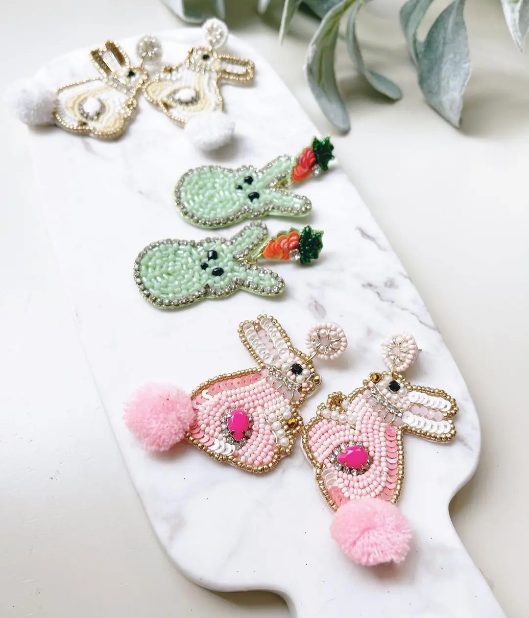 

Ярко-розовые серьги Dvacaman в виде Пасхальных Кроликов, Висячие аксессуары для женщин, металлические массивные Подвесные серьги с жемчугом, по...