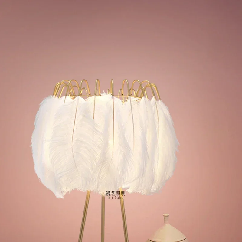 Настольная лампа с перьями в скандинавском стиле французская романтическая