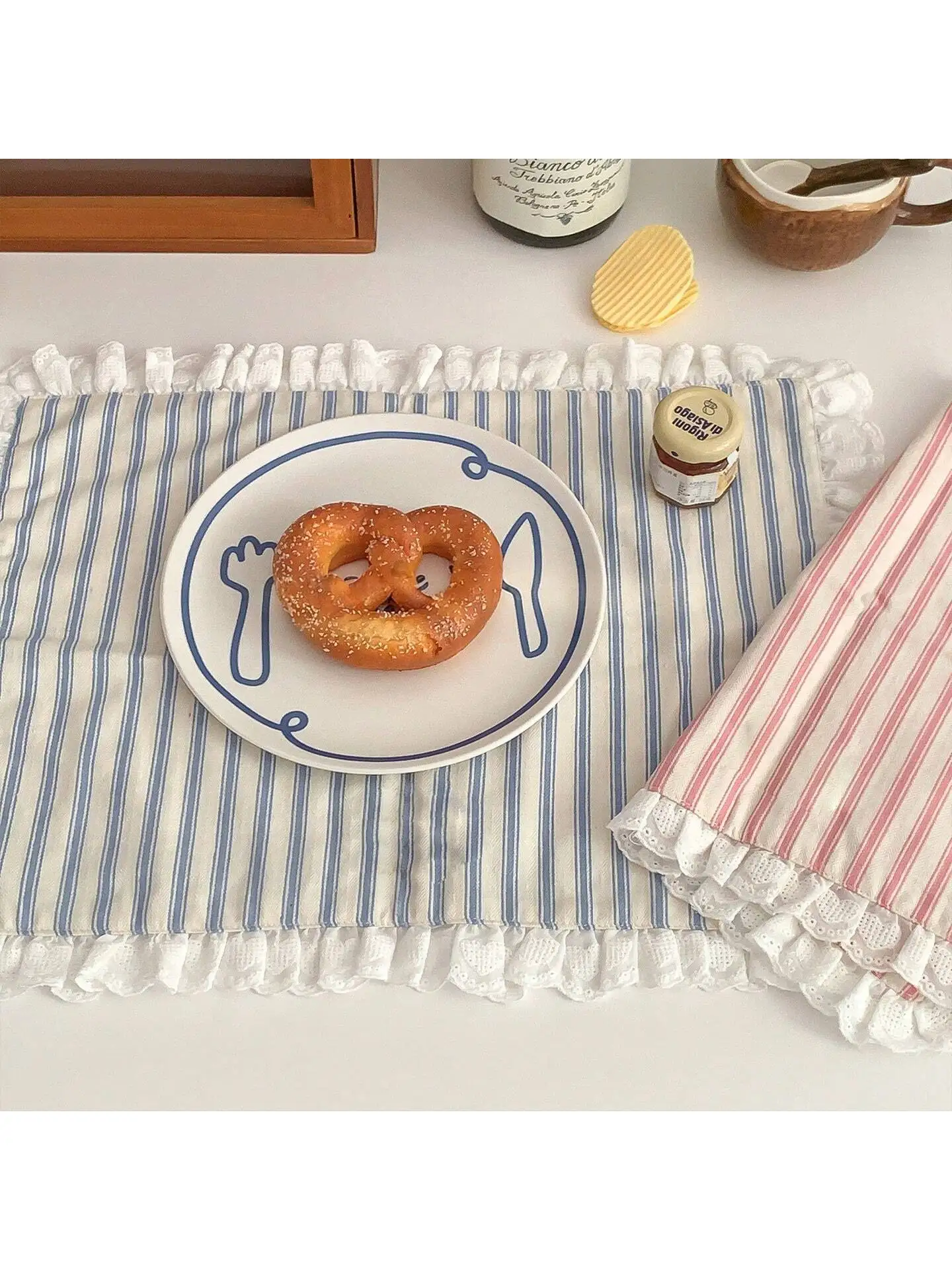 Сине-белая полосатая кружевная подставка