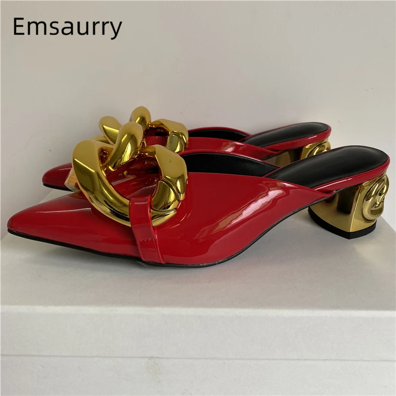 Сандалии женские из лакированной кожи резные цепочки декор на необычном каблуке