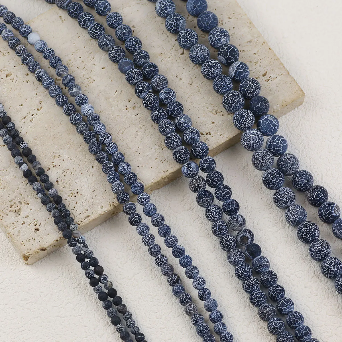 Бусины из натурального черного агата с трещинами 4-10 мм