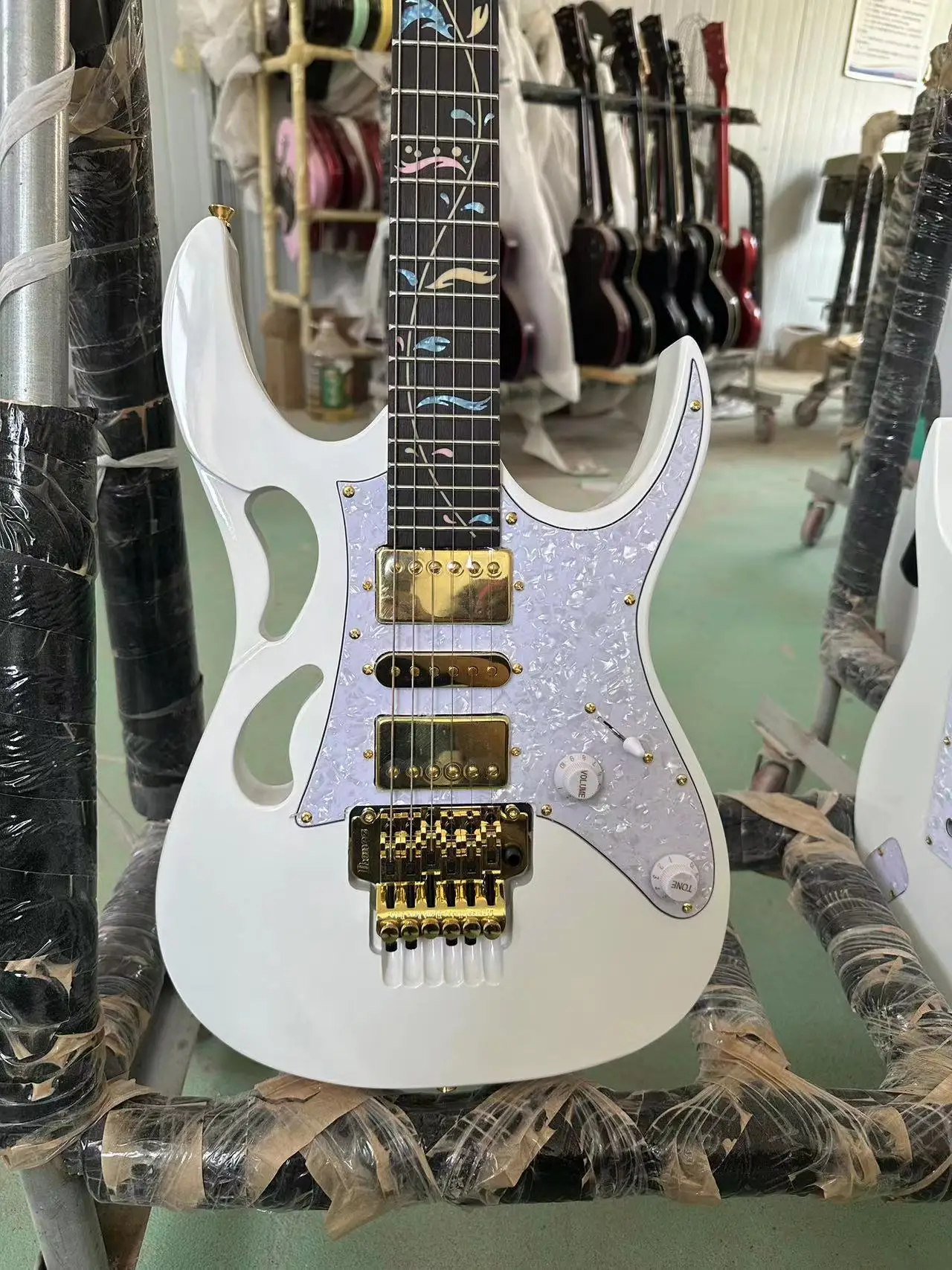 

Классическая брендовая электрическая гитара 7 в Jem Serise, золотая металлическая часть корпуса, Золотой мост, HSH звукосниматели, высококачестве...