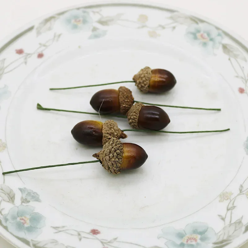 

Искусственные желуди с венком