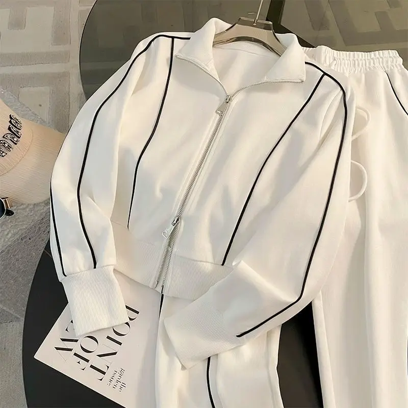 Высококлассный модный комплект с капюшоном для спорта и отдыха женщин осенью 2024