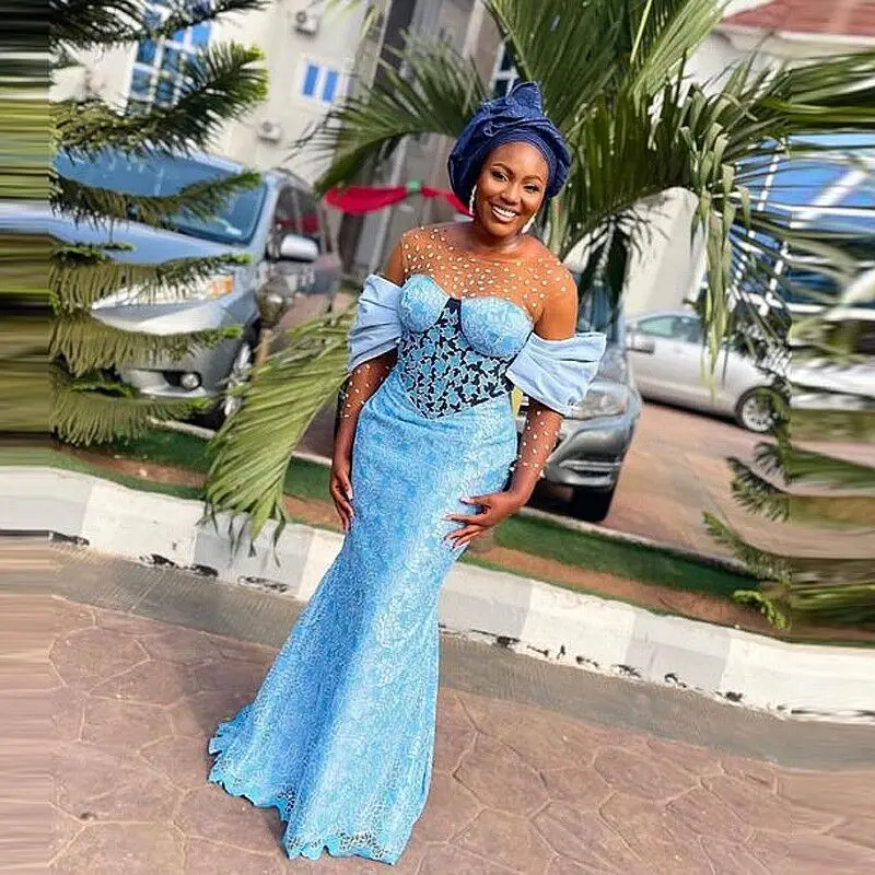 Небесно-голубые кружевные вечерние платья с прозрачным воротником аппликациями