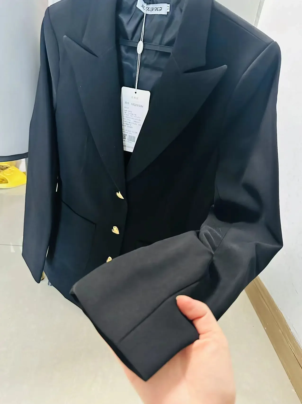 Весна 2024 новый однобортный черный маленький пиджак с тонкой талией женский