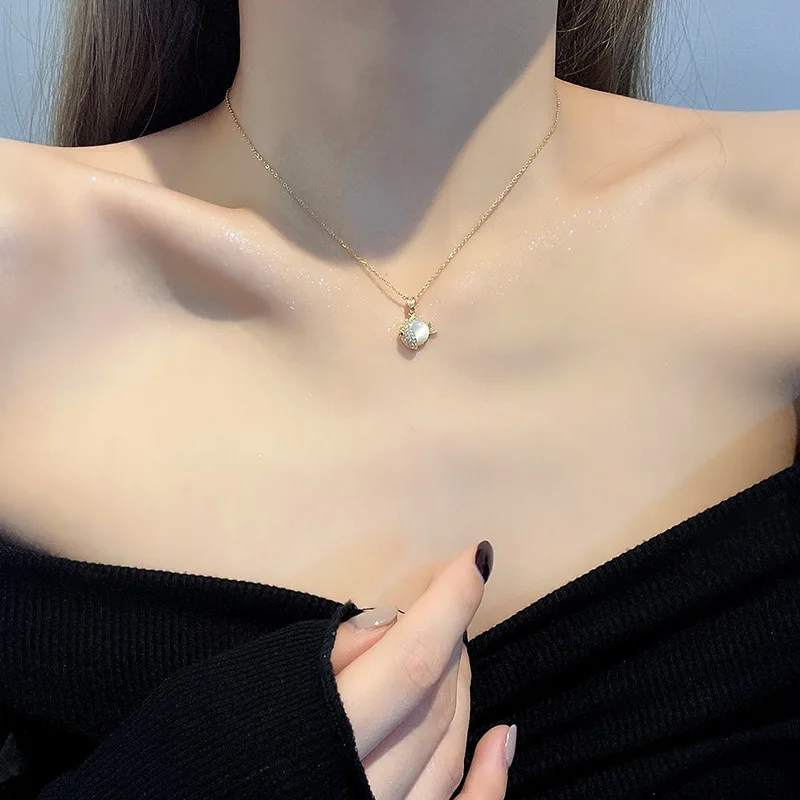 

Luxury, Small Number, High Level Design, Fishy Titanium Steel Necklace Every Year, Cat's Eye Stone Micro Inlaid with Cute Little