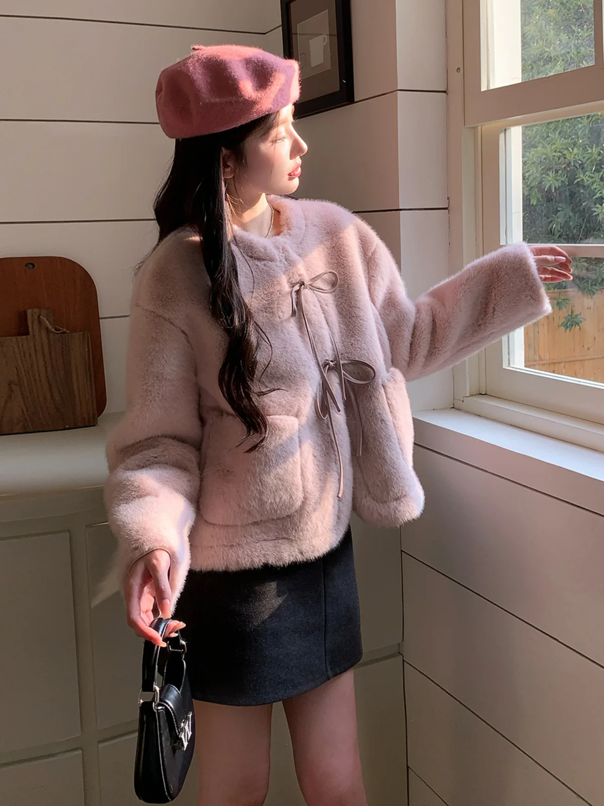 Розовая пушистая верхняя одежда женская короткая зимняя новинка 2024 маленькое