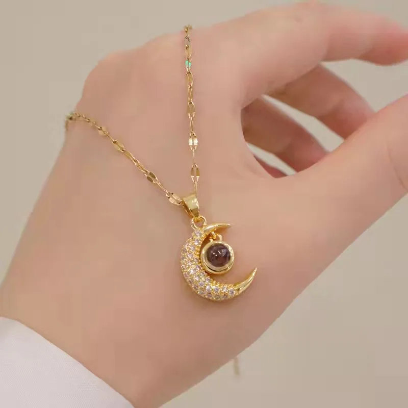 

Zircon Moon Necklace Inlaid In Copper, 100 Languages, High-quality Fashion, Banquet Pendant, Temperament, Jewelry Wholesale