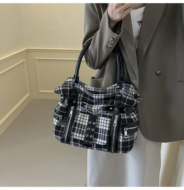 Фото SHELKSBAG Сумка на плечо в клетку в стиле панк с подъемом в готическом стиле, альтернативная сумка-тоут с верхней ручкой, женская сумка 2025, модные новые сумки через плечо №4