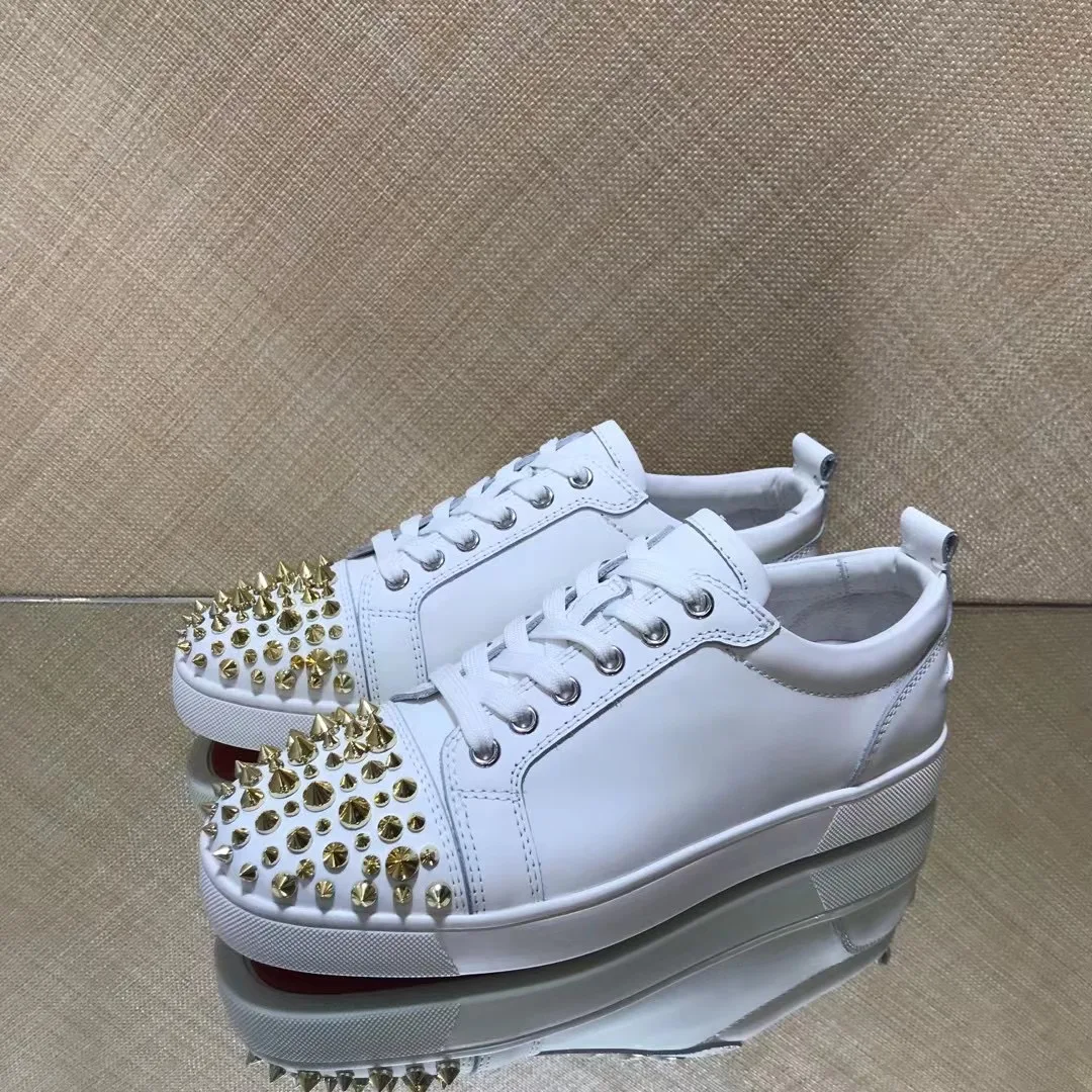 

Лидер продаж, роскошные низкие мужские тренировочные кеды, Шипованная белая натуральная кожа, золотые заклепки, обувь на плоской подошве