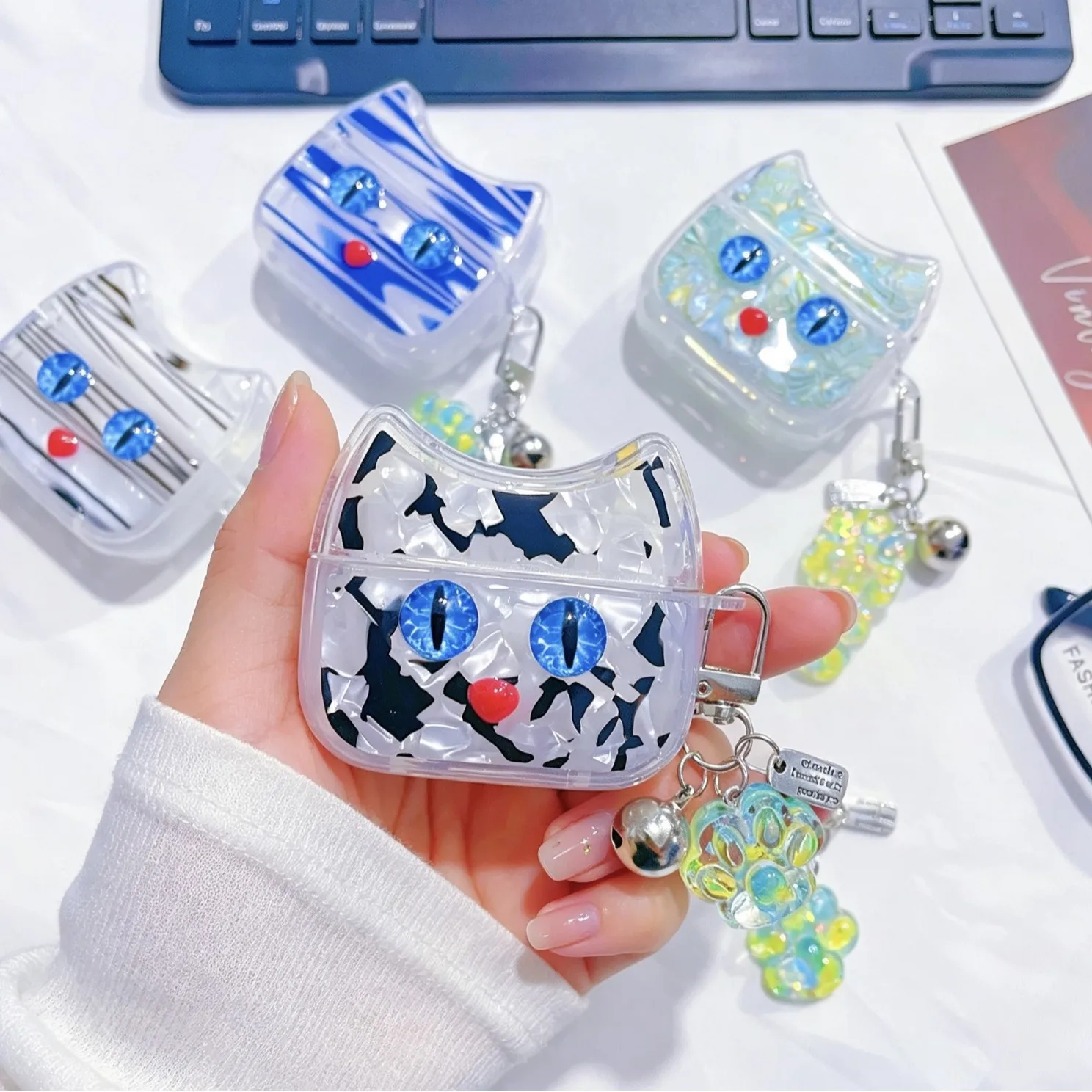 Фото Милый 3D-чехол для наушников в форме кошки для AirPods Pro 2 3 4, прозрачный защитный чехол с большими глазами и брелоком в виде лапы с колокольчиком №4