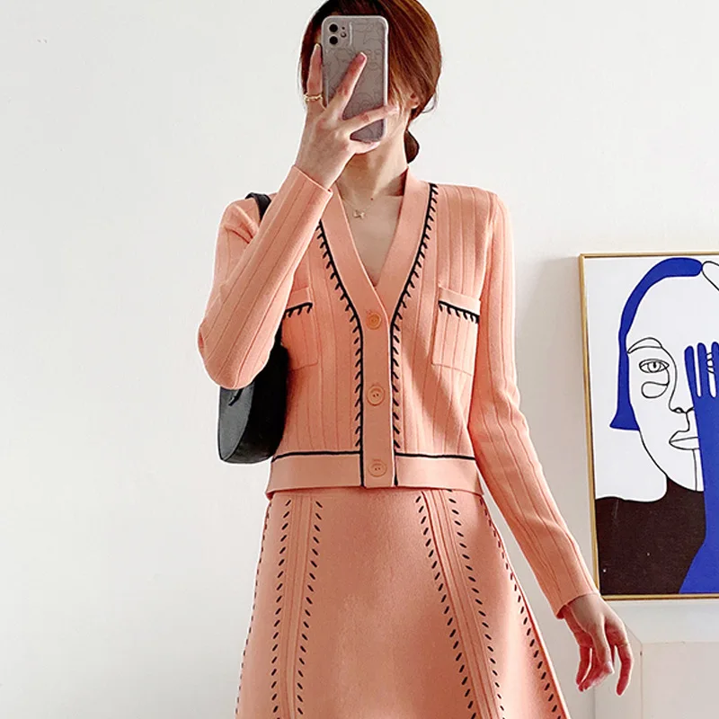 

2022 Early Spring V-neck Manual Thread Hooking Orange Sweet Aging Knitted Suit Women