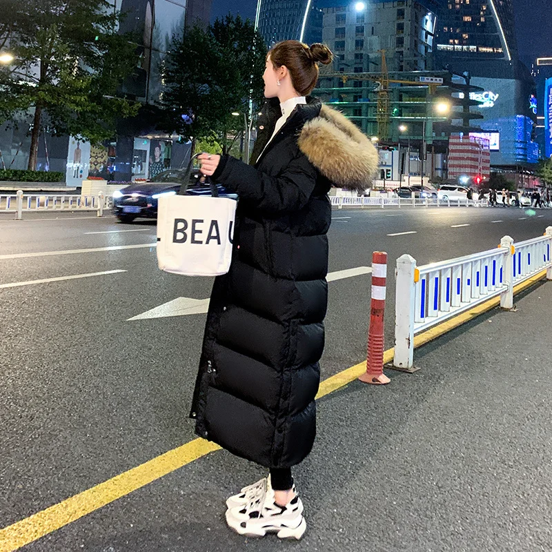 Женский пуховик с большим меховым воротником