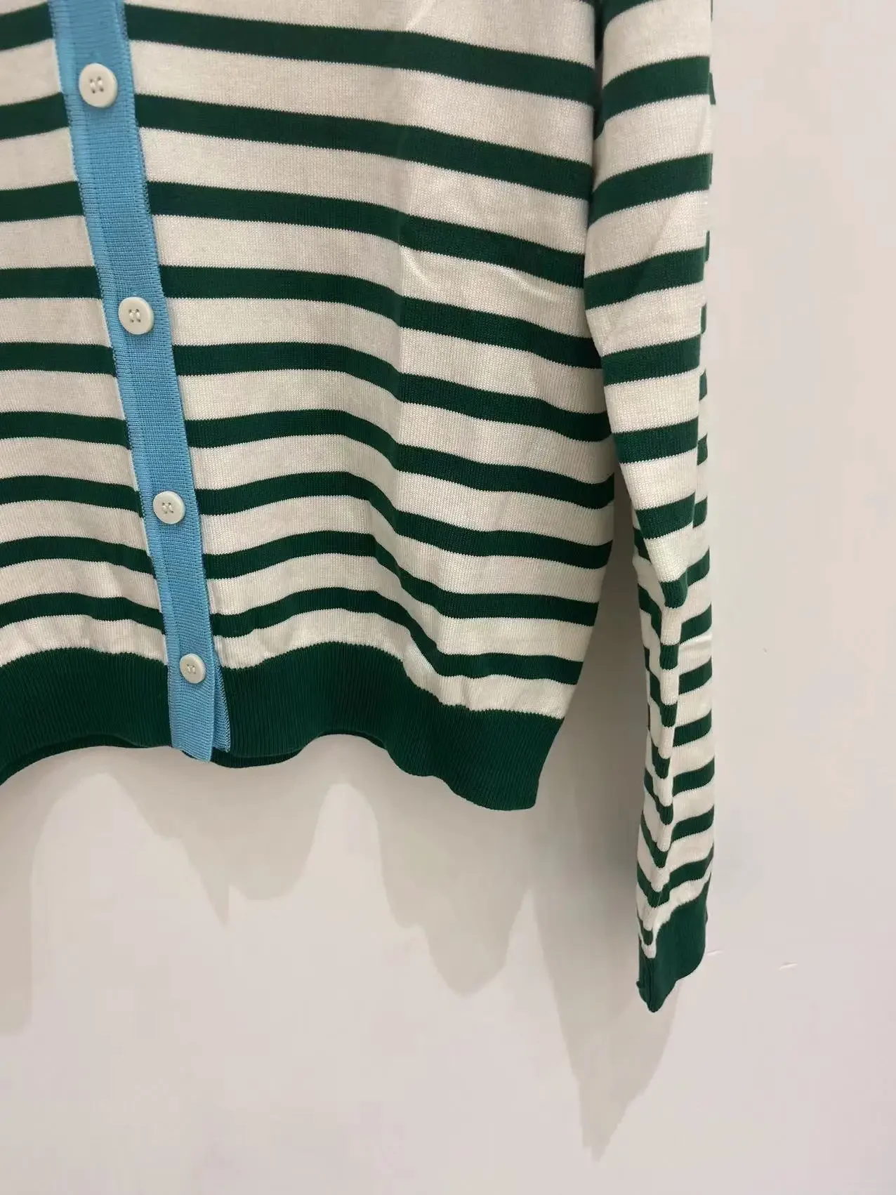 Женский трикотажный кардиган с V-образным вырезом и длинным рукавом