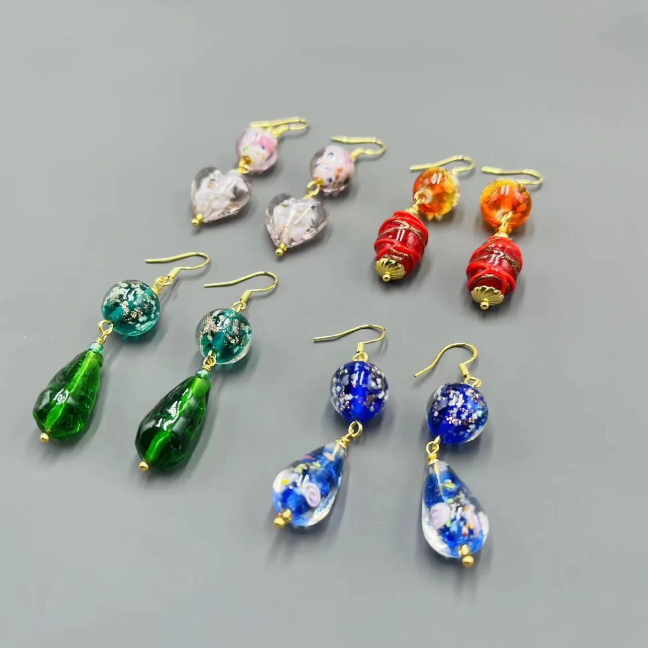 

Простые цветные серьги в стиле ретро в полоску