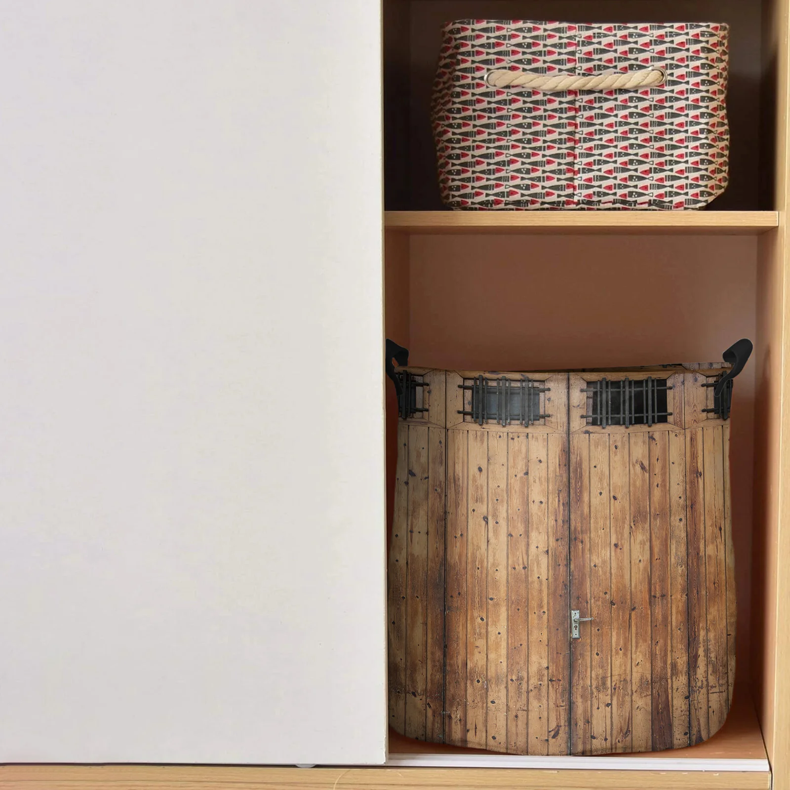 Винтажная корзина для грязного белья с деревянной дверью на ферме складной