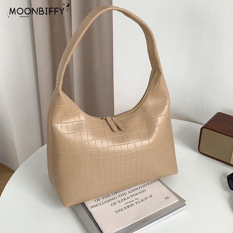

Роскошные дизайнерские сумки для женщин, повседневная сумочка из мягкой искусственной кожи большой вместимости, простые трендовые дорожные дамские клатчи на ремне