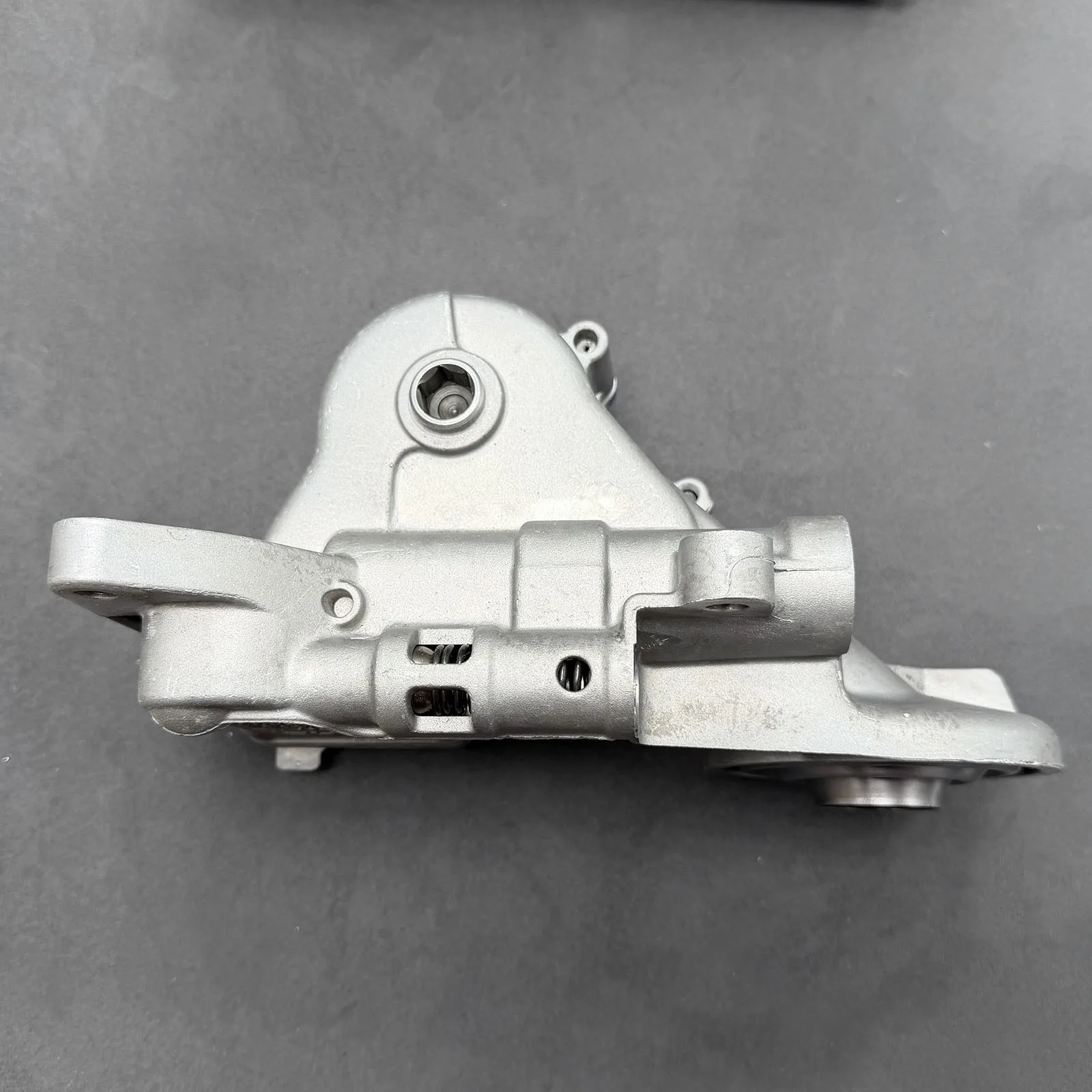 Фото Масляный насос 6E115105G для двигателей 2.4/3.2L AUDI A4/A6/A8/S4/S6/S8 BDW AUK BKH BYU BPK, запчасти и аксессуары для автомобильных двигателей №3