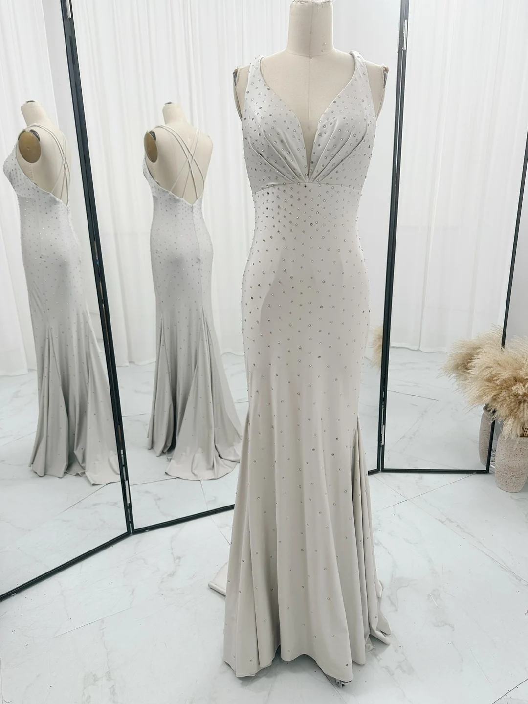 Серебристое волнистое приталенное вечернее платье-русалка в горошек с разрезом